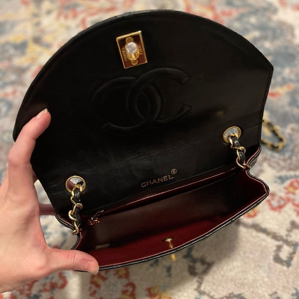 Chanel Vintage Black Round Single Flap Lambskin 24k Gold Hardware - Picture 10 of 12